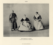 220396 Afbeelding van enkele poppen voorstellende twee dienstmeisjes en een baker, afkomstig uit het 17e eeuwse ...